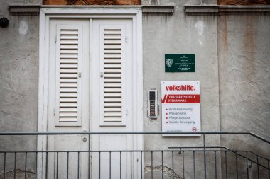 GRAZ, AUSTRIA - 22 Aralık 2024: Graz, Avusturya 'da Volkshilfe ofis tabelası. Volkshilfe, çocuk bakımı, yaşlı bakımı ve evde bakım hizmetleri gibi sosyal hizmetler sunan kar amacı gütmeyen bir kuruluştur..