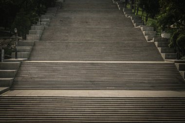 Odessa, Ukrayna 'daki Potemkin merdivenlerinin anıtsal görüntüsü Potemkin savaş gemisindeki ünlü sahneyi hatırlatıyor. Odessa merdivenleri, bu Ukrayna şehrinin önemli bir simgesidir..