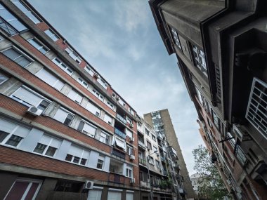 Vracar, Sırbistan 'ın başkenti Belgrad' ın merkezindeki eski konut binaları ve 70 'li yılların kulesine sahip Vracar ilçesi, Belgrad' ın merkezinin bir ilçesidir..