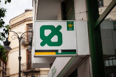VALENCIA, İspanya - 11 Nisan 2025: Caixa Popüler Bankası logosu şehir merkezindeki bir şube cephesinde sergilendi. Caixa popüler bir İspanyol bankasıdır, bir kooperatif kredi birliği..