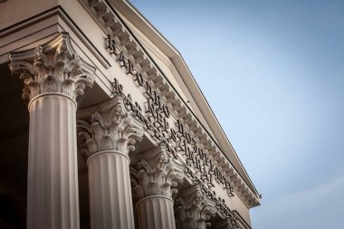 Subotica Ulusal Tiyatrosu cephesi, Sırpça ve Hırvat Macarca çevrilmiş Ulusal Tiyatronun adı geçiyor. Aynı zamanda Narodno Pozoriste, Voyvodina ve Sırbistan 'ın simgesidir..