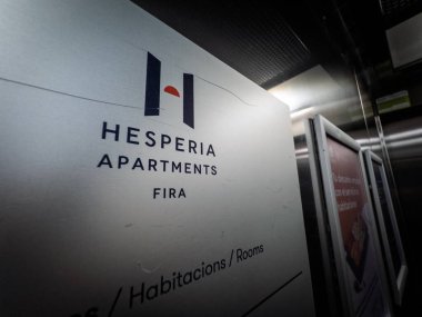 BARCELONA, İspanya - 5 Nisan 2025: Barcelona, İspanya 'da bir duvarda Hesperia Apartmanları Fira logosu. Hesperia Hoteles bir İspanyol otel zinciri..