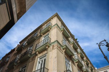 Valencia, İspanya 'nın Ciutat Vella eski kasaba bölgesinde balkonları olan zarif bir apartman cephesinin ayrıntılı görüntüsü, Valencia' da mimarinin bir sembolü ve İspanya 'da gayrimenkul..