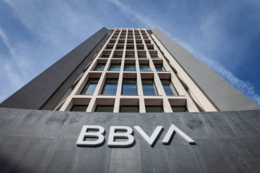 VALENCIA, İspanya - 6 Nisan 2025 Valencia, İspanya 'daki bir yüksek binadaki BBVA banka logosu. BBVA ya da Banco Bilbao Vizcaya Argentaria, İspanyol bir perakende ve yatırım bankasıdır..