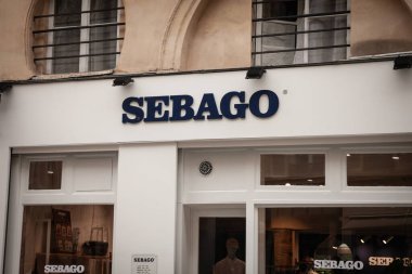 PARIS, FRANCE - 22 Haziran 2025: Sebago marka logo Paris, Fransa 'da bir perakende ayakkabı mağazasının beyaz cephesinde sergilendi. Sebago, Amerikan markası bir ayakkabı ve ayakkabı markasıdır..