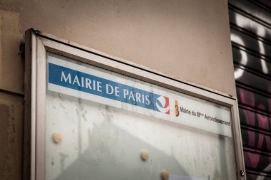 PARIS, FRANCE - 22 Haziran 2025: 3. Arrondissement belediye binasının logosuna sahip bir Mairie de Paris bilgi panosunun yakın çekimi. Mairie de Paris, Paris 'in belediye binası ve yerel yönetimidir.