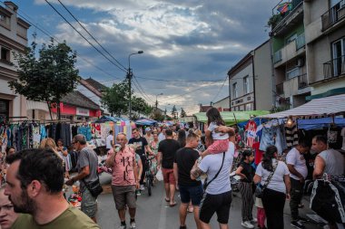 OBRENOVAC, SERBIA - 12 Temmuz 2025: Obrenovac Fuarı sırasında sokak pazarında yürüyen insan kalabalığı veya Sırbistan 'daki obrenovacki Vasar' da çeşitli tezgah ve ürünler satan insanlar.