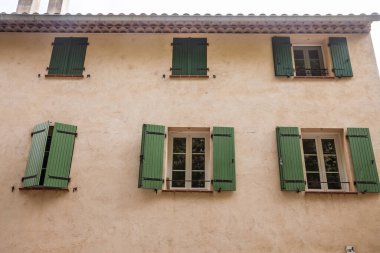 Provence, Fransa 'daki tipik bir Fransız köyü mimarisi olan yeşil kepenkleri ve sıva duvarlı geleneksel Provencal konut binasına ev sahipliği, konut ve emlak.