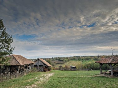 Sırbistan 'ın Kosmaj dağı yakınlarındaki kırsal kesimlerdeki ahşap ahırlar ve çiftlik yapıları, Sırbistan ve Balkanlar' daki tarım sektörü ve çiftçiliğin bir simgesi..
