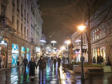 BELGRAD, SERBIA - 7 Aralık 2025: Belgrad 'da Kneza Mihailova caddesinin kış gecesi görüntüsü şemsiye şeklindeki yılbaşı ışıkları ve Sırbistan' da yeni yıla hazır Noel ışıklarıyla aydınlandı.