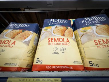 BELGRAD, SERBIA - 27 Aralık 2025: Belgrad 'daki bir süpermarkette rafta duran Il Molino Chiavazza Semola di Grano Duro un paketleri. Taze makarna hazırlamak için kullanılan bir balık buğdayı..