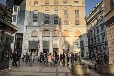 BELGRAD, SERBIA - 22 Aralık 2025: Yayalar, Belgrad 'ın ana yayalar caddesi Knez Mihailova boyunca yürüyüp, tarihi cepheleri geçerek, kışın öğleden sonra Belgrad şehir merkezinde.