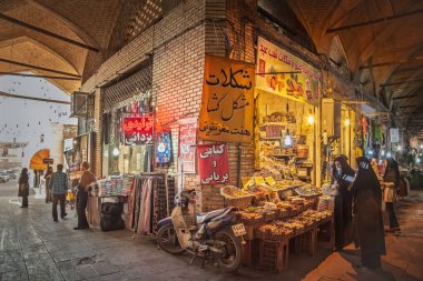 ISFAHAN, İRAN - İranlı gastronominin ve İran 'daki gıda fiyatlarının enstantane fotoğrafı olan İran' daki İsfahan Grand Bazaar 'da fındık, kurutulmuş meyve ve şeker satan tezgah.