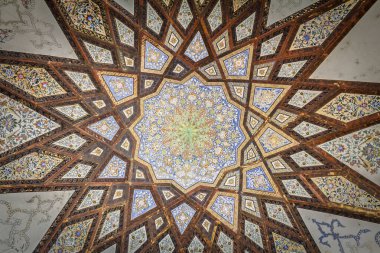 KASHAN, İRAN - 12 AĞUSTOS 2016: İran 'ın Kashan kentindeki Fin Garden' da (Bagh-e Fin) boyanmış tavan, Geometrik yıldız desenleri ve çiçek motifleri, İran ve İslami dekoratif sanatların tarihi bir pavyonda sergilenmesi.