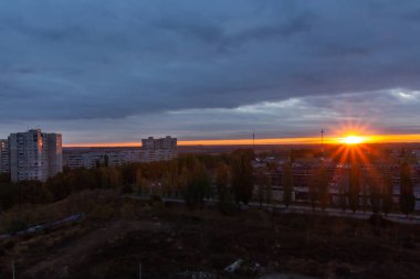 Ukrayna 'nın Kharkiv şehrinde gün doğumu veya gün batımı