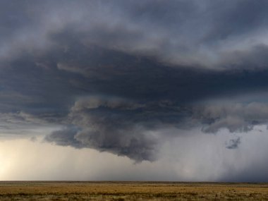 Doğu Colorado 'da yontulmuş, yırtık pırtık bir duvar bulutu.