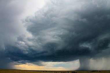 Dönen kümülonimbus yukarı hava akımı iki fırtına hücresinin Colorado 'daki Kabak Merkezi yakınlarında çarpıştığı yerde oluşur..