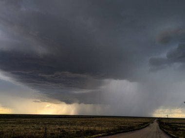 Ufuktaki büyük ovaların üzerine yağmur yağıyor..