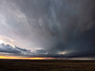 Colorado 'nun yüksek düzlüklerinde dönen renkli bir fırtına.
