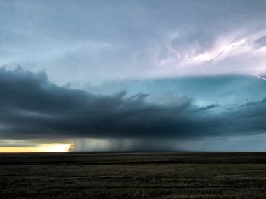 Şimşek, kasırga geçidindeki süper hücre fırtınasının mavi parıltısını ortaya çıkarıyor..