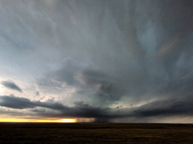 Ufukta uğursuz bir gök gürültüsü beliriyor..