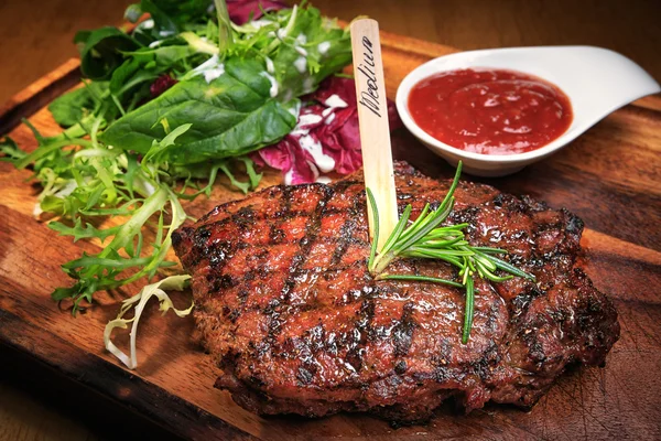 Eti biftek ahşap tahta üzerinde — Stok fotoğraf