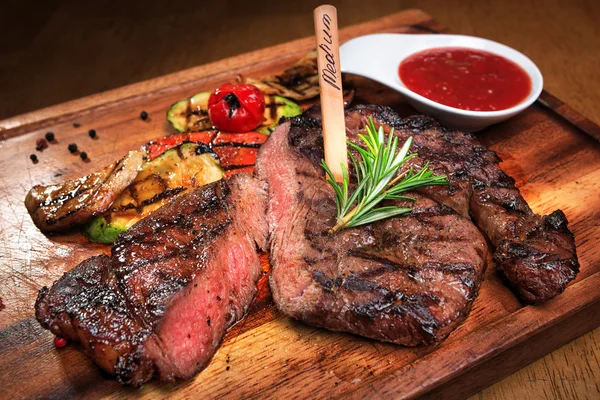 Maso steak na dřevěné desce — Stock fotografie