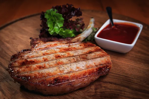 Bife de carne na tábua de madeira — Fotografia de Stock