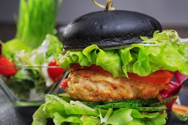 Kalamar ile siyah burger