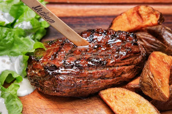 Sığır eti biftek ile kızarmış patates ve salata