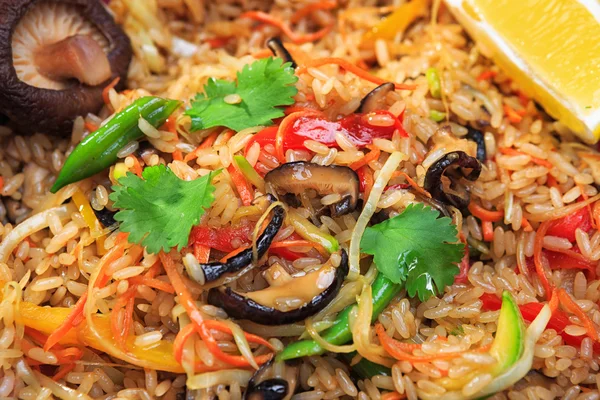 Рис с грибами и овощами — стоковое фото