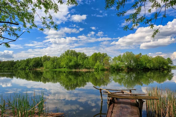 Táj, a folyó, a halászat, a felhők — Stock Fotó