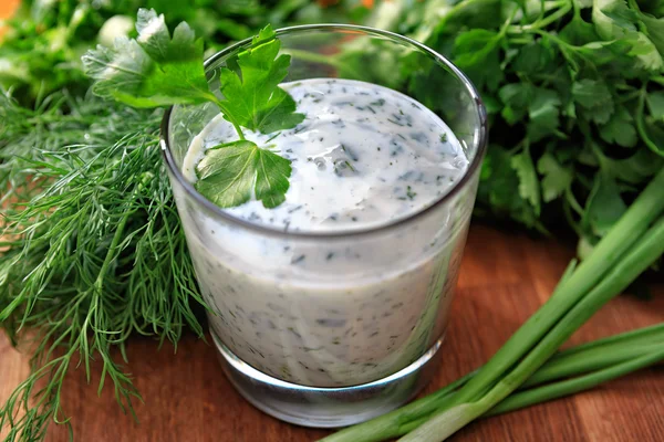 Ahşap bir gemide bir bardak ayran