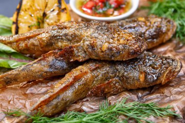 Ahşap oyun tahtası soslu kızarmış balık kaya balığı