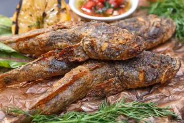 Ahşap oyun tahtası soslu kızarmış balık kaya balığı