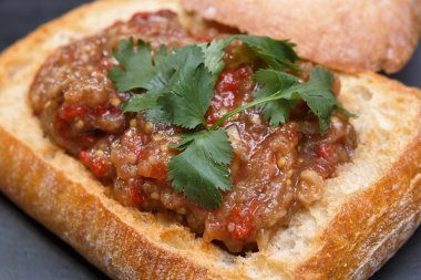 Patlıcan ekmek maydanoz ile