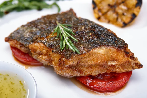 Pescado frito con verduras — Foto de Stock