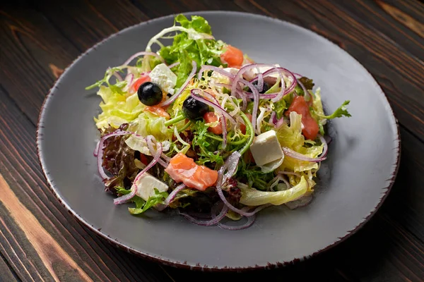 Salatmischung Mit Lachs Feta Käse Zwiebeln Und Oliven Auf Einem — Stockfoto