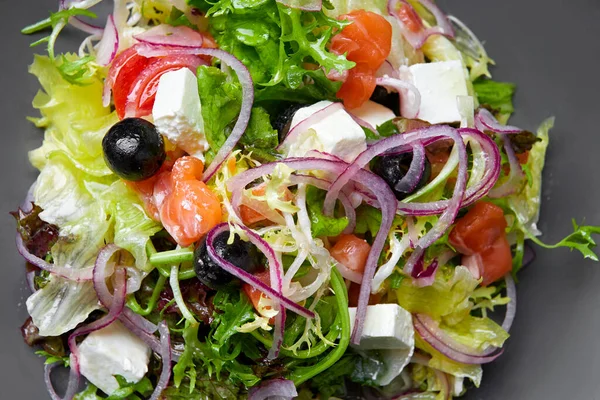 Salatmischung Mit Lachs Feta Käse Zwiebeln Und Oliven Auf Einem — Stockfoto