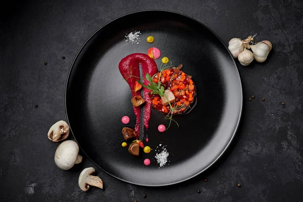 배경에 버섯과 마늘을 곁들인 비나이 그레트 샐러드 — 스톡 사진