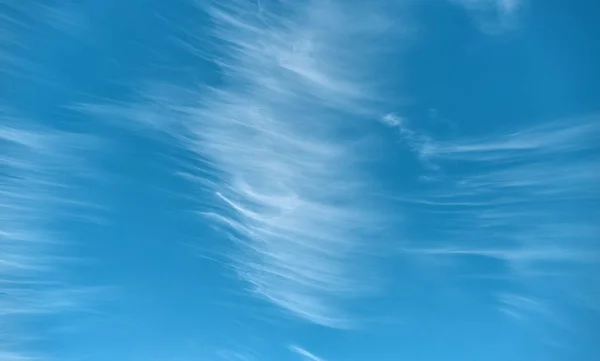 Прекрасное Вечернее Голубое Небо Белыми Перистыми Облаками Разной Формы — стоковое фото