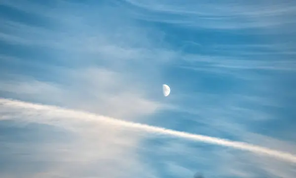 Прекрасный Вечер Голубое Небо Белыми Перистыми Облаками Различных Форм След — стоковое фото