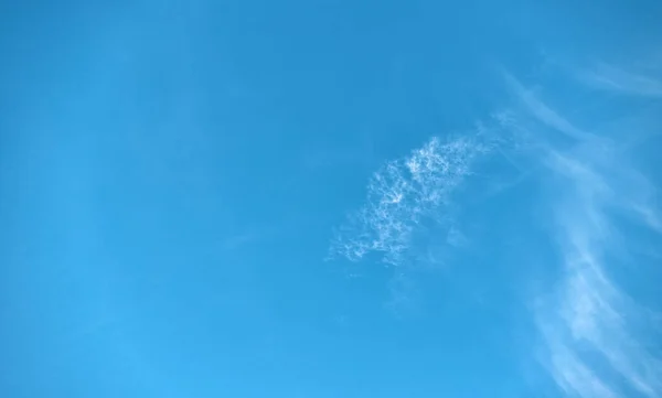 Mooie Avond Blauwe Lucht Met Witte Cirrus Wolken Van Verschillende — Stockfoto