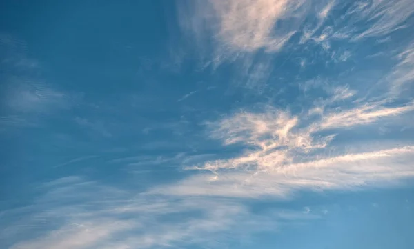 Schöner Blauer Abendhimmel Mit Weißen Zirruswolken Verschiedenen Formen — Stockfoto