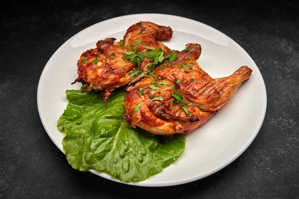 맛있는 바삭바삭 음식을 곁들인 닭고기 — 스톡 사진