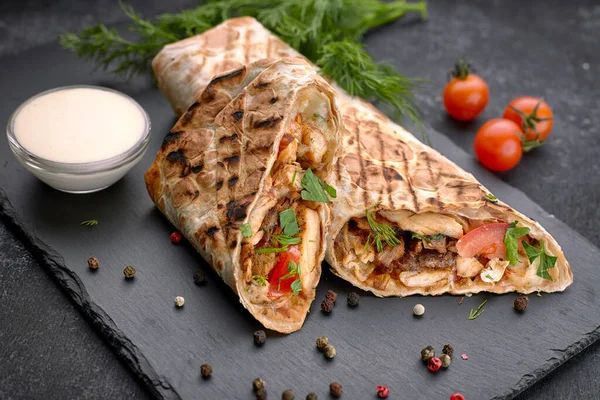 Shawarma Con Carne Corte Con Salsa Tomates Queso Hierbas Ajo —  Fotos de Stock