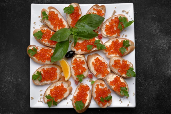 Sandwiches Con Caviar Salmón Rojo Plato Blanco Primer Plano Poca —  Fotos de Stock