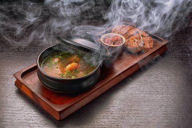 Karidesli çorba, sos, ekmek, kızarmış ekmek, tahtanın üzerinde, dumanlı, buharlı