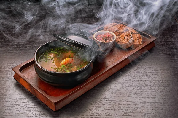 Karidesli çorba, sos, ekmek, kızarmış ekmek, tahtanın üzerinde, dumanlı, buharlı