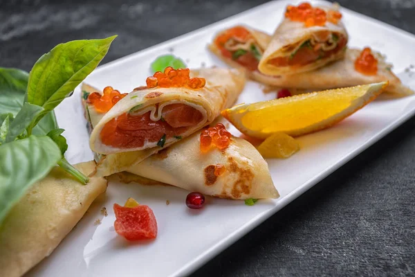 Servicio Banquete Panqueques Con Caviar Rojo Salmón Plato Rectangular Blanco —  Fotos de Stock